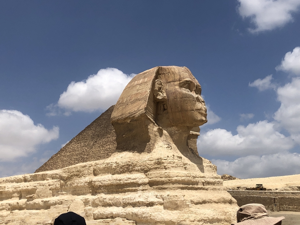 Vue du Sphinx avec une pyramide en arrière-plan.