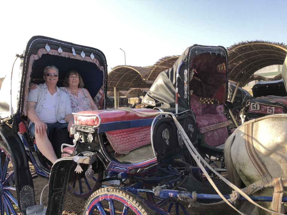 Couple assis dans une calèche dans une zone de marché.