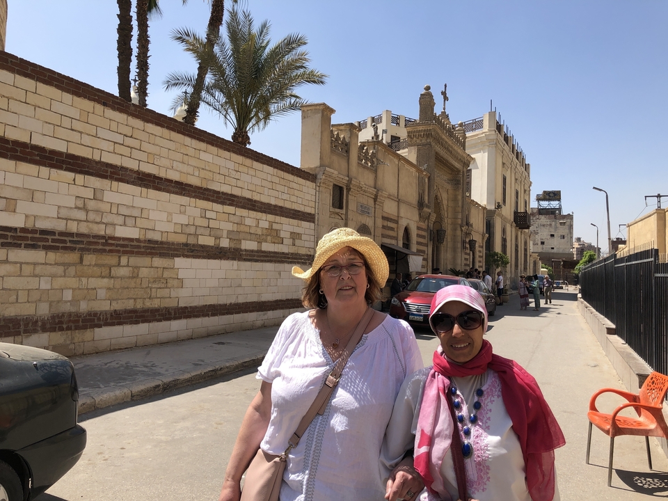 Deux personnes dans un cadre de rue avec des bâtiments historiques.