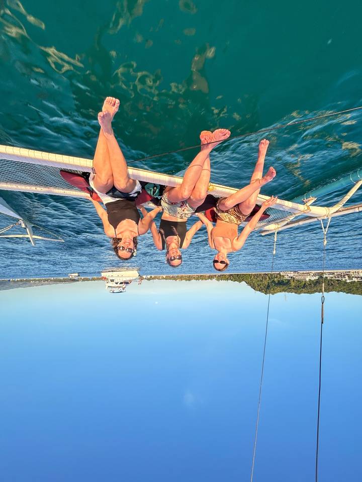 Des gens se détendent sur un bateau avec vue sur l'océan.