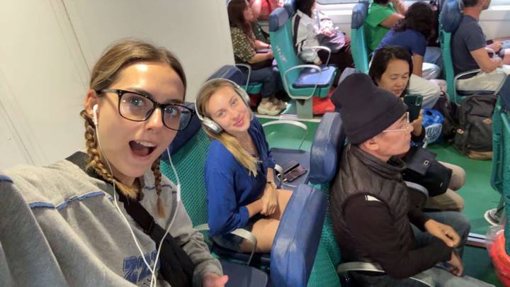 Personne assise dans un environnement intérieur avec un casque audio.