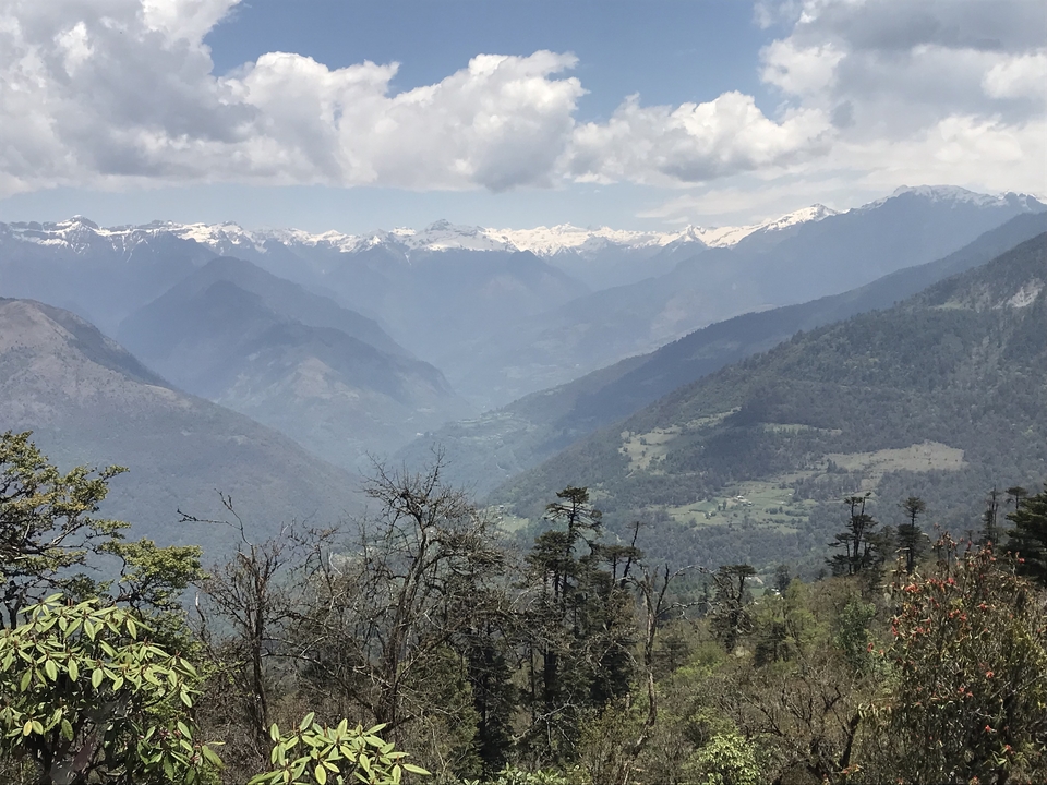 Vue panoramique de montagnes enneigées depuis une vallée.