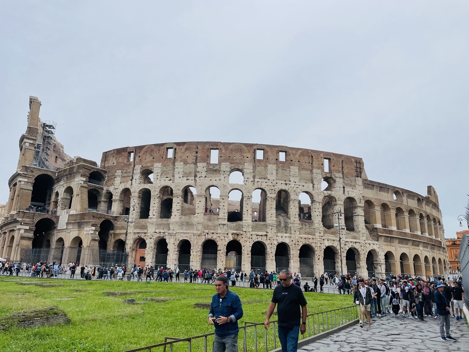 Colisée de Rome avec des touristes au premier plan.