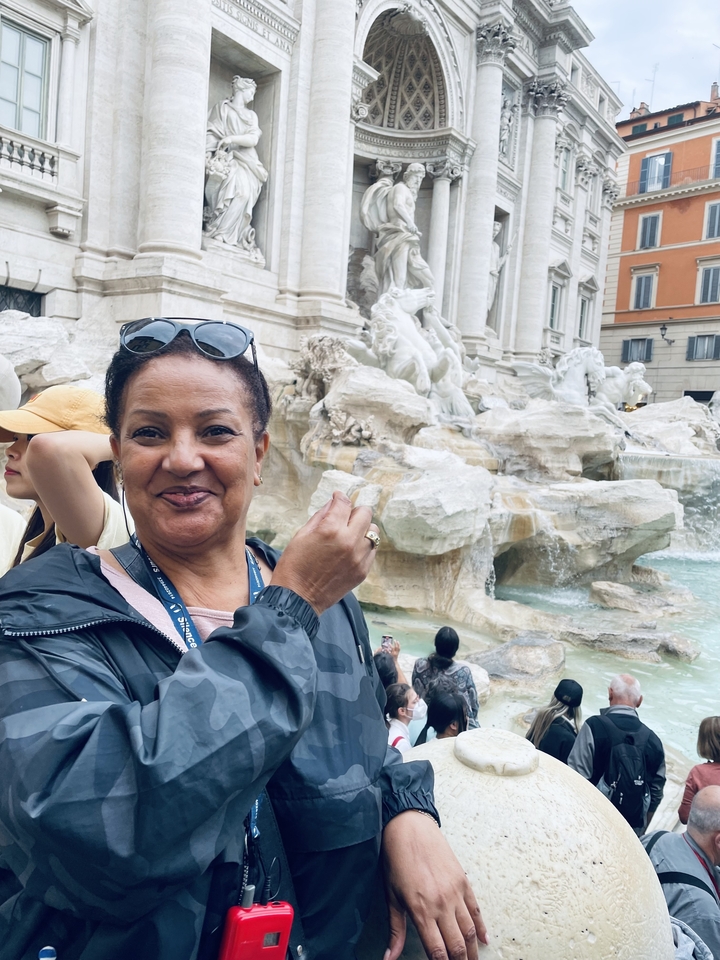 Touriste posant devant la fontaine de Trevi à Rome, Italie.