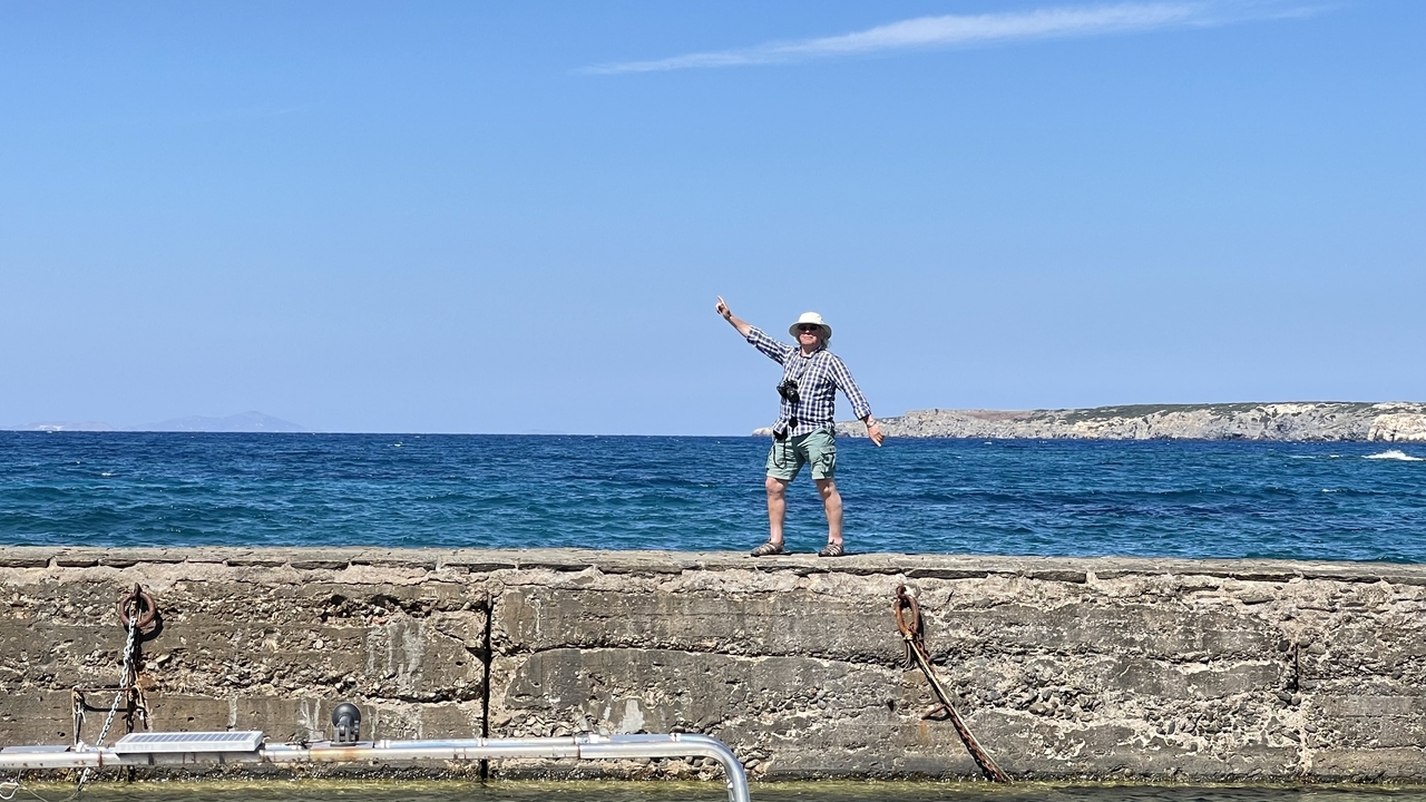 Personne debout sur une jetée en béton pointant vers la mer.