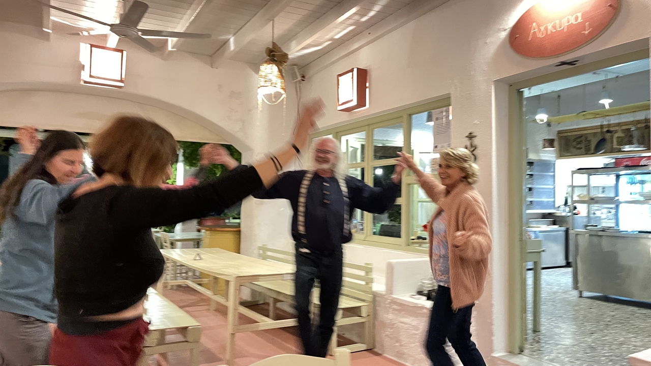 Groupe de personnes dansant joyeusement dans un restaurant.