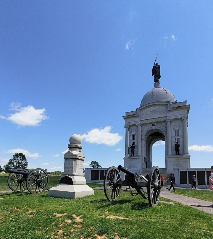 Monument avec canons par temps clair.