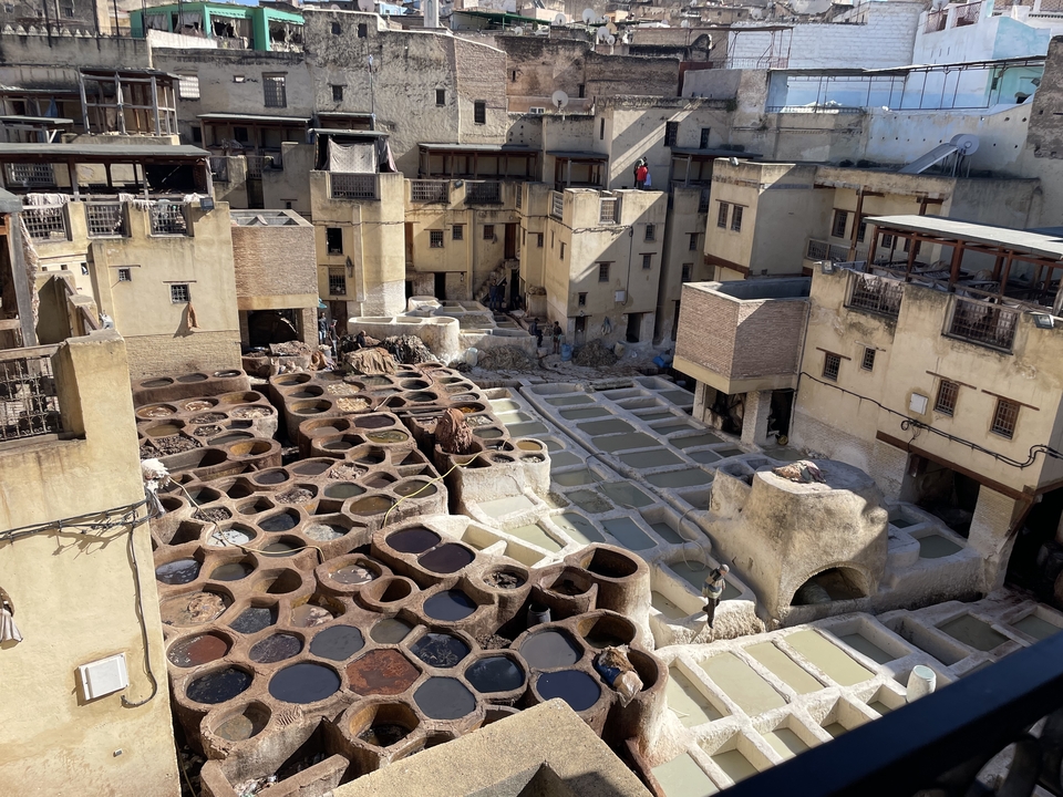 Cuves de teinture de cuir traditionnelles dans une ancienne tannerie.