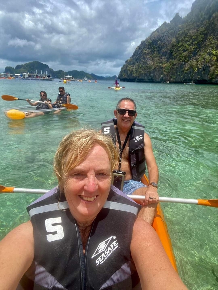 Un groupe de personnes faisant du kayak dans un lagon d'eau claire.