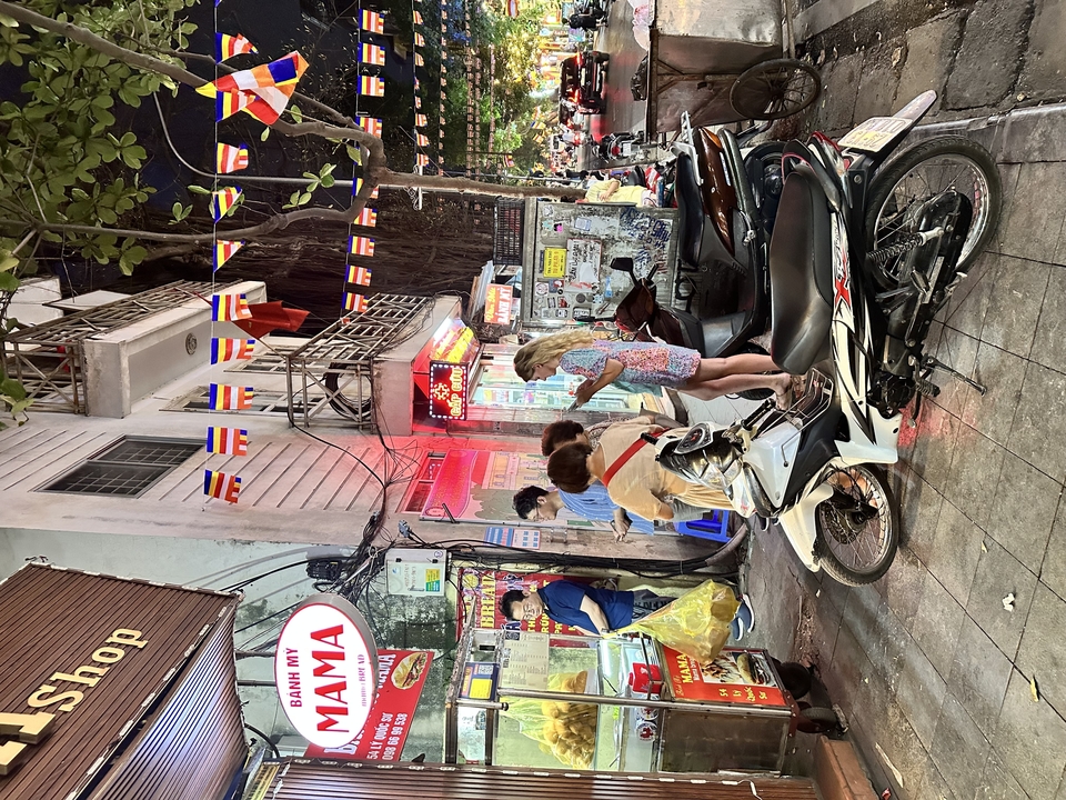 Des gens qui marchent et font du shopping dans une rue animée.