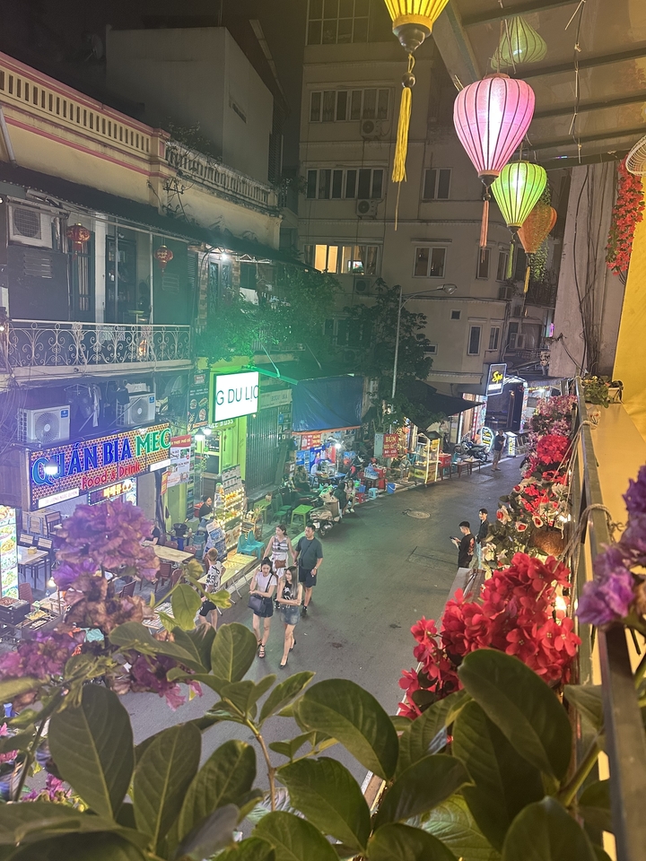 Marché de rue avec divers étals et décorations.