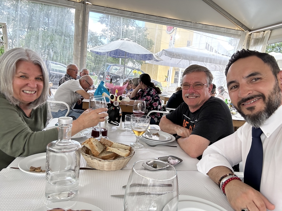 Des personnes qui dînent ensemble à une table de restaurant.