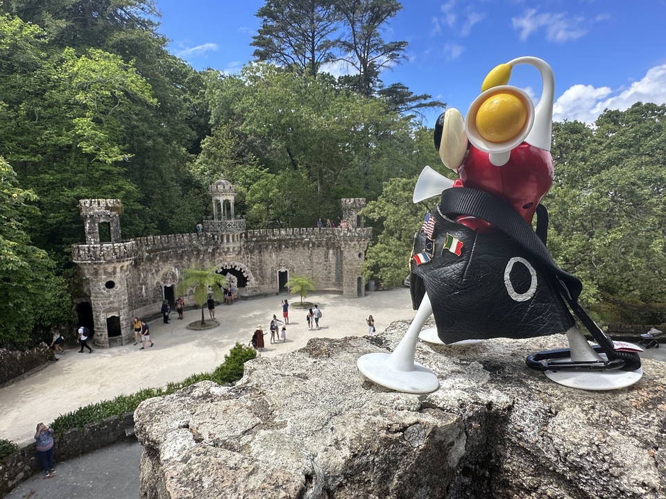 Structure en pierre vue d'un point de vue élevé avec un ornement de cor jouet au premier plan.