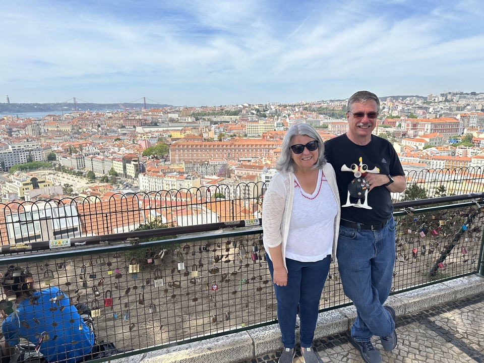 Couple avec vue sur la ville de Lisbonne.