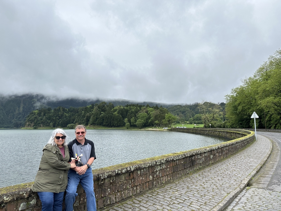 Deux personnes assises le long d'un sentier pittoresque au bord du lac.