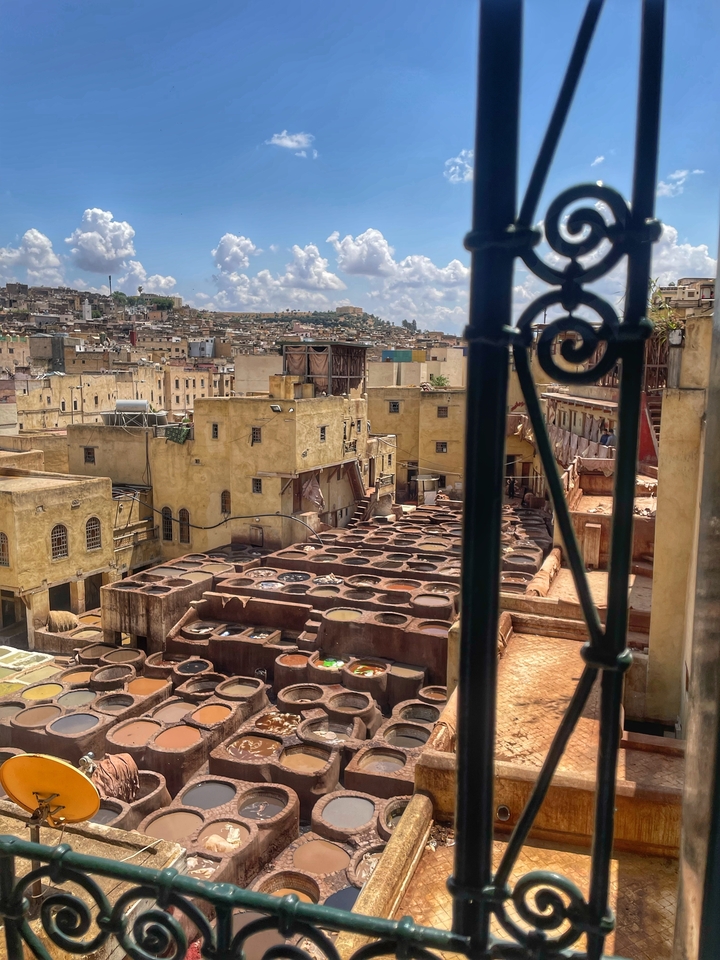Vue des bâtiments de la vieille ville et des tanneries.