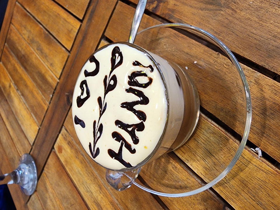 Dessert dans un verre avec décoration en chocolat.