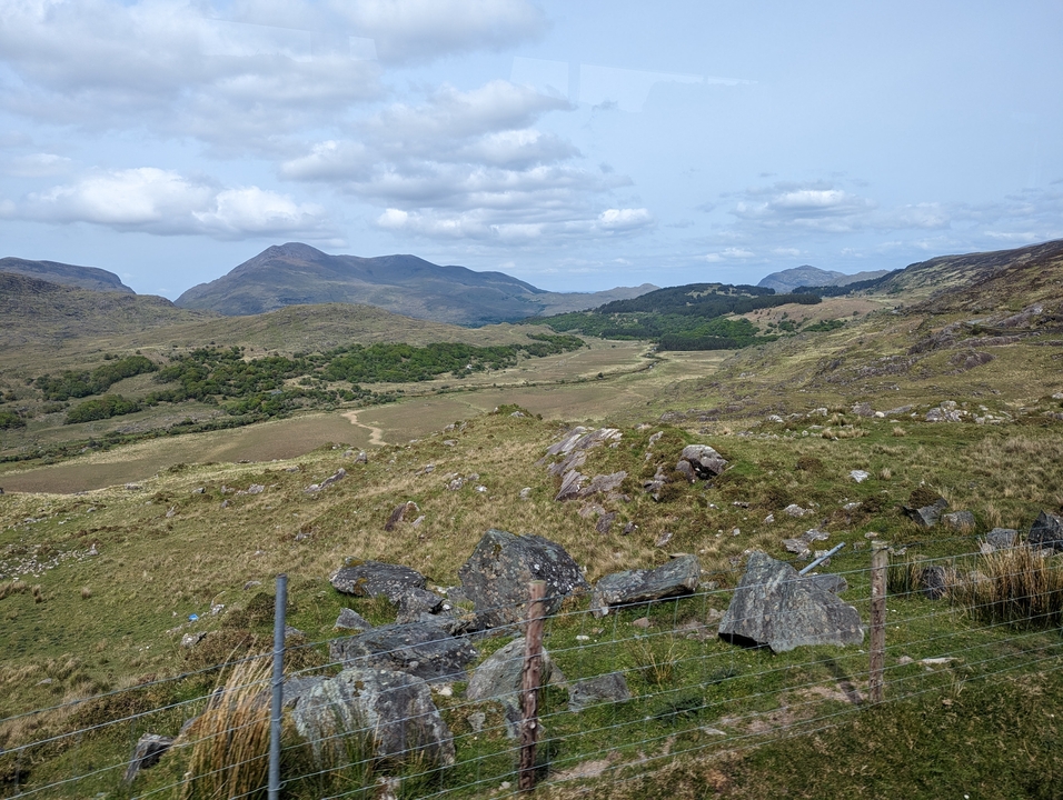 Vue panoramique d'un paysage montagneux et rocheux.