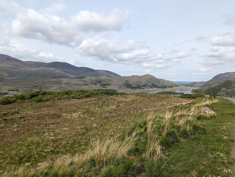 Paysage vallonné avec des lacs et des nuages.