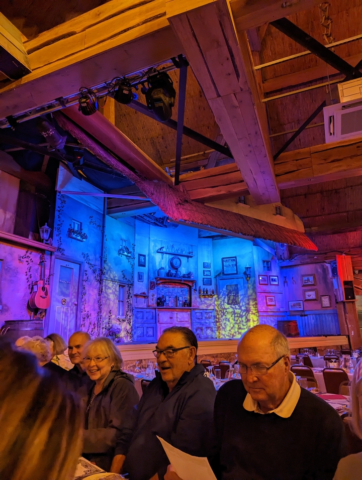 Décor de scène de théâtre avec un éclairage aux couleurs vives.