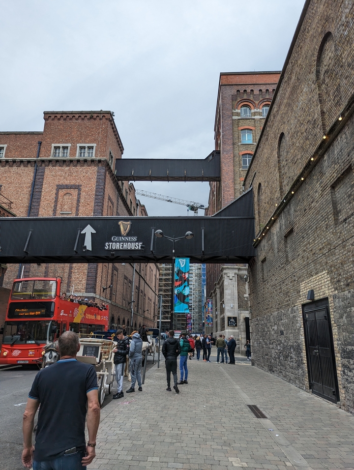 Vue extérieure du Guinness Storehouse à Dublin.