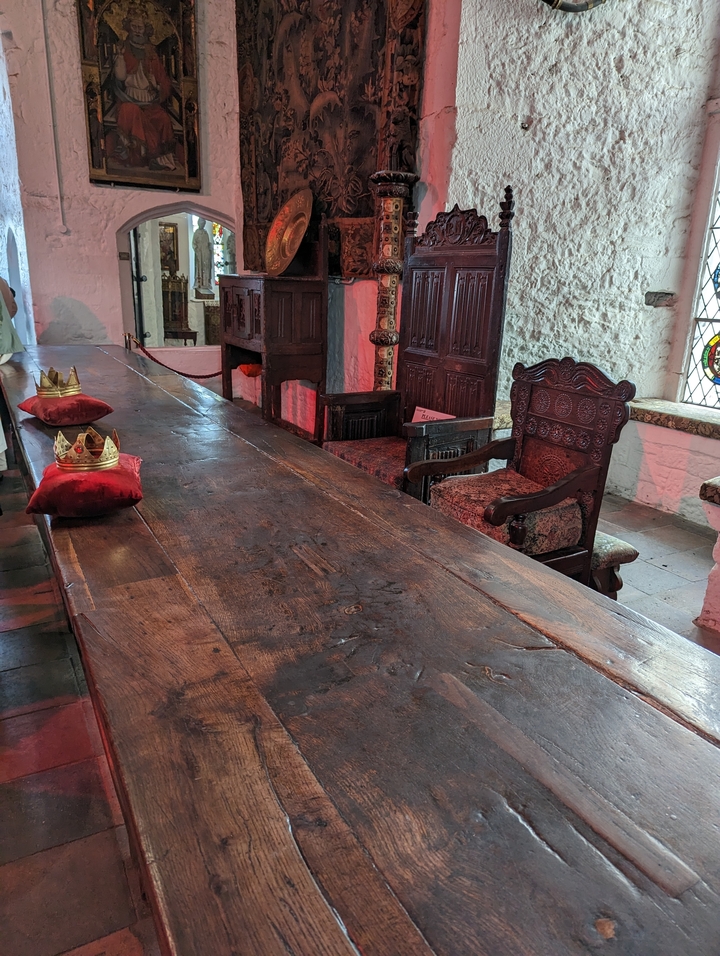 Intérieur d'un bâtiment historique avec une longue table en bois.