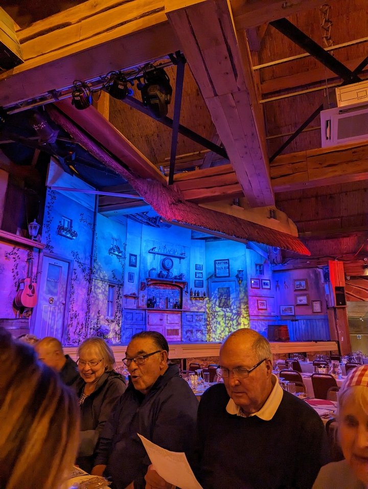 Décor de scène de théâtre avec un éclairage aux couleurs vives.