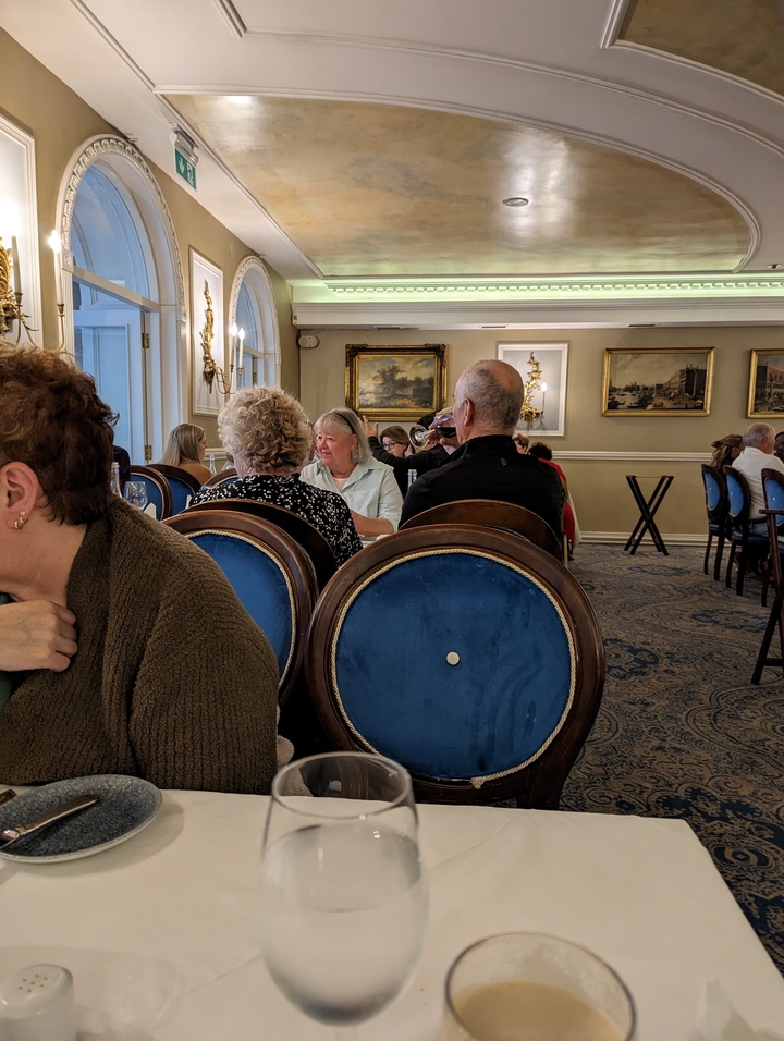 Des personnes qui dînent dans un restaurant chic.