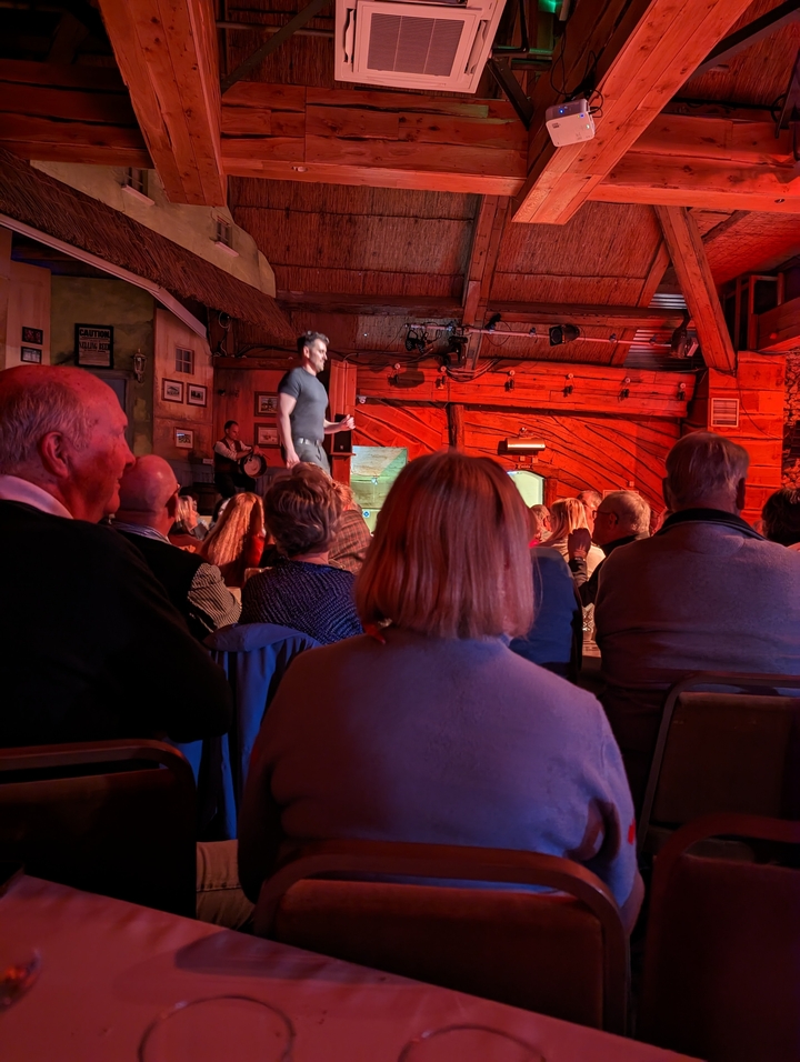 "Représentation théâtrale en salle avec un public."