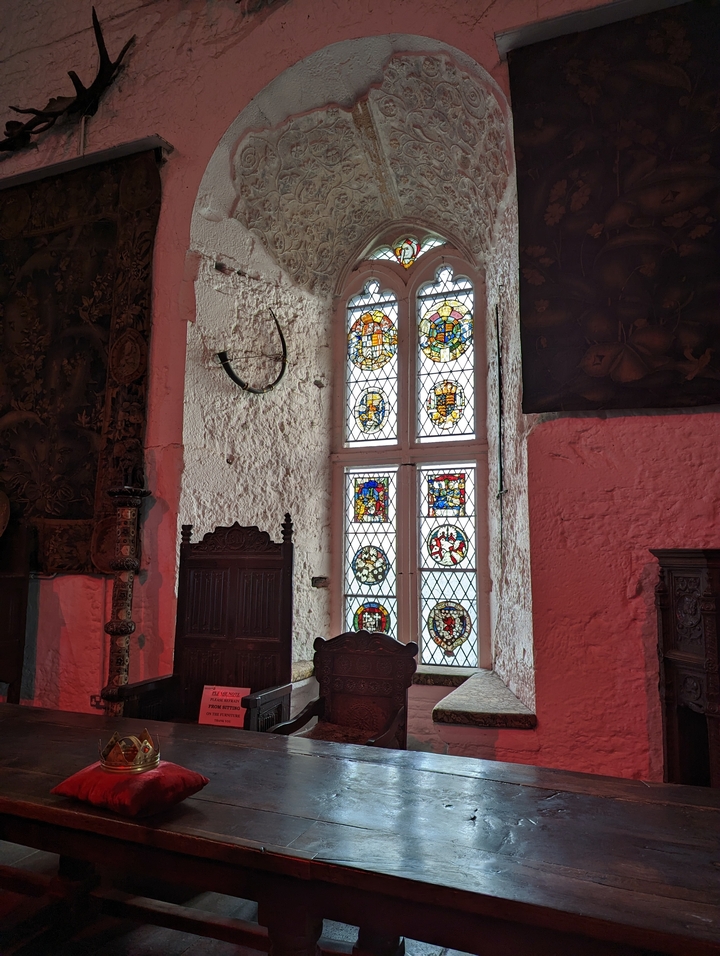 Intérieur d'un bâtiment historique avec des vitraux.