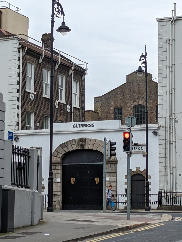 "Enseigne Guinness sur la façade d'un bâtiment."