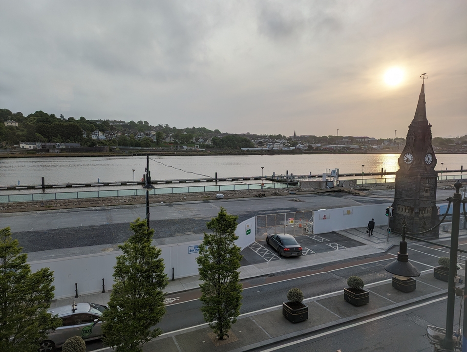 Vue sur la rivière avec un clocher au coucher du soleil.