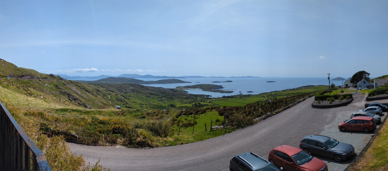 Vue panoramique d'un paysage côtier avec des collines vertes.