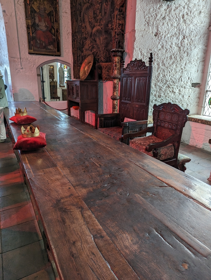 Intérieur d'un bâtiment historique avec une longue table en bois.