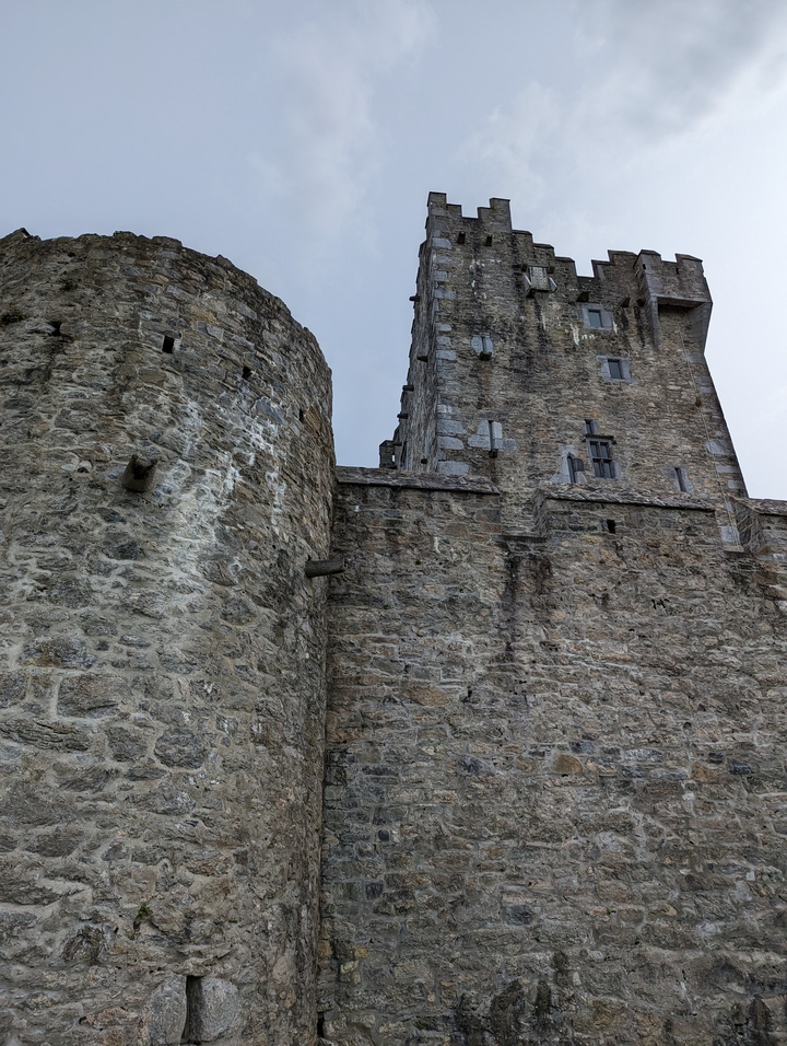 Vue en gros plan des anciens murs de château en pierre.