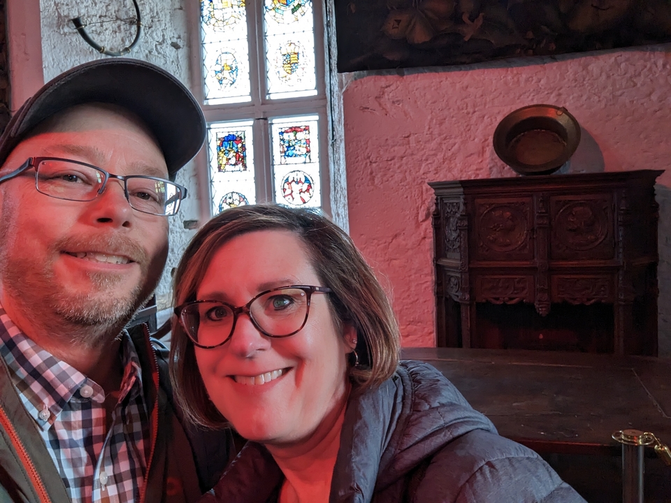 Selfie de deux personnes à l'intérieur avec des vitraux.