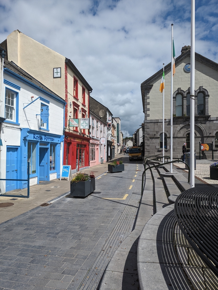 Rue charmante avec des bâtiments colorés et un vélo.
