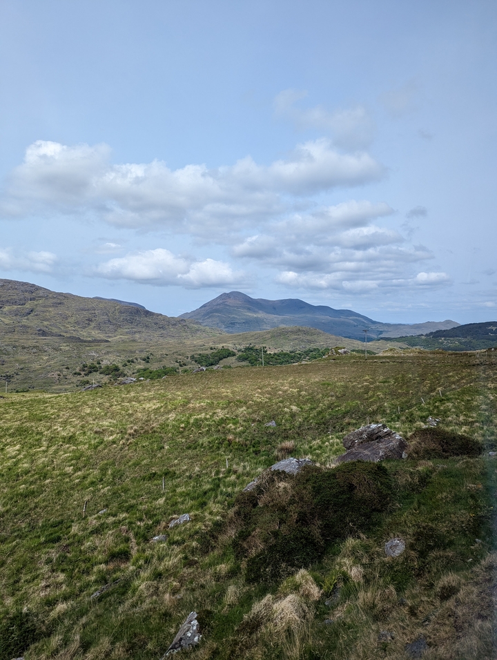 Vue paysagère large avec des montagnes en arrière-plan.