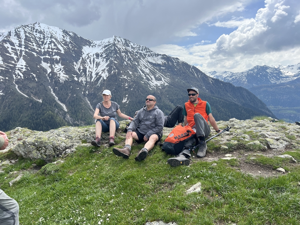 Randonneurs se reposant avec un paysage de montagne enneigée en arrière-plan.