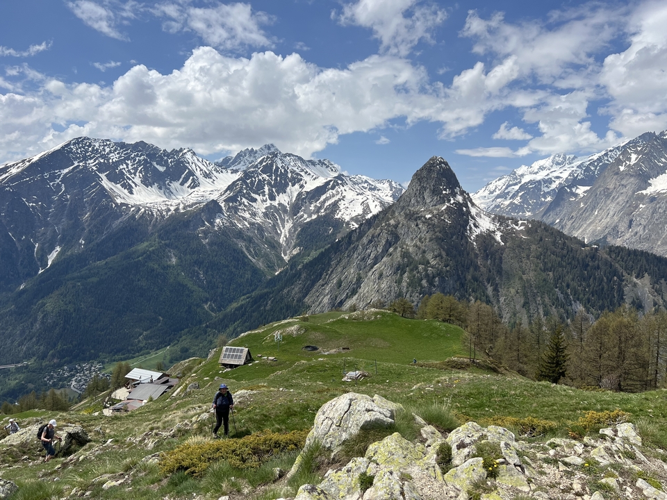 Randonneur admirant des vues panoramiques sur les montagnes.