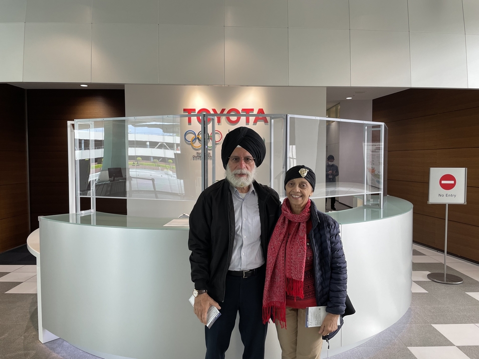 Deux personnes posant devant un étalage Toyota.