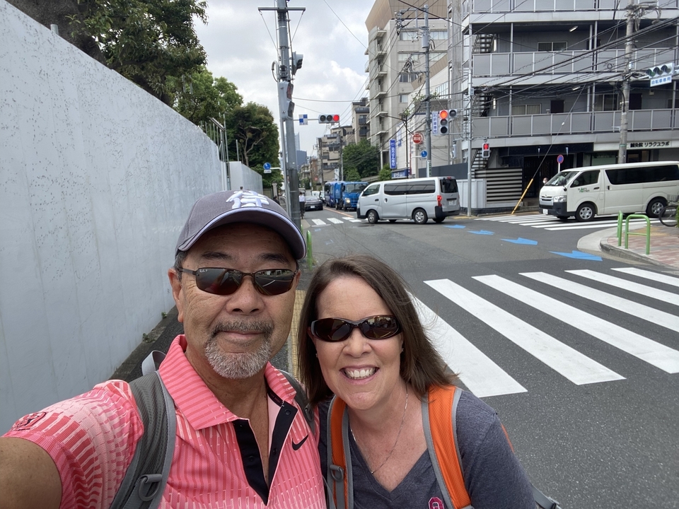 Couple souriant pour un selfie dans une rue de la ville