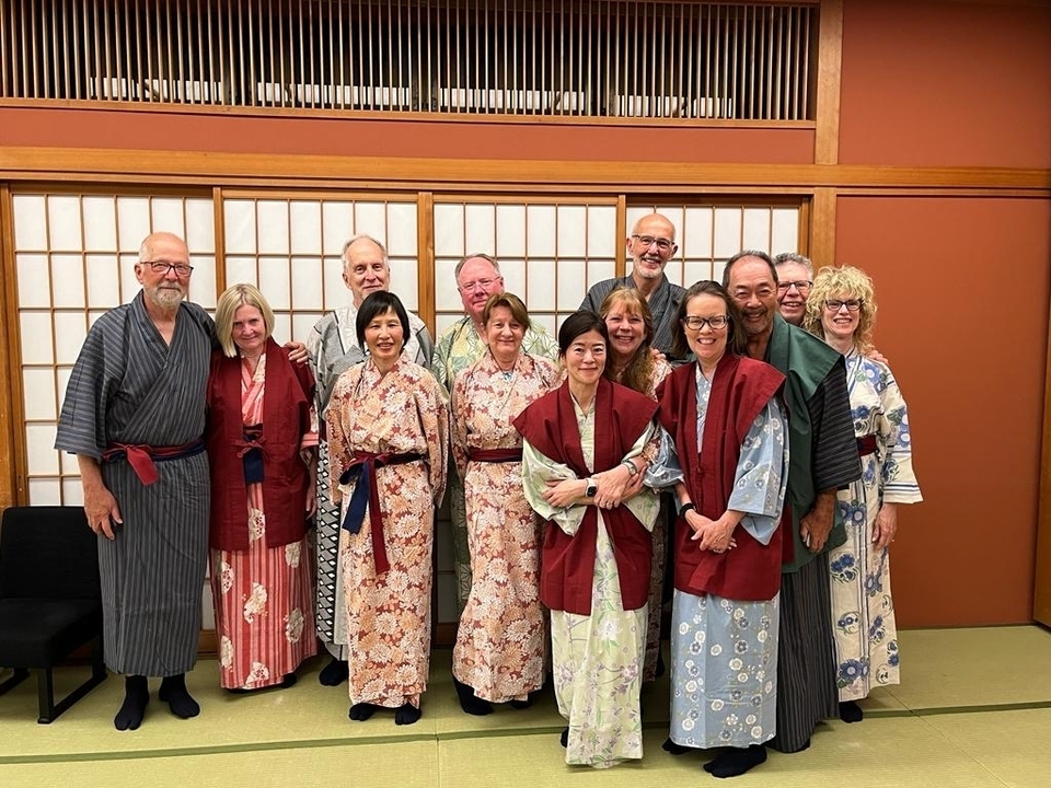 Groupe portant des vêtements japonais traditionnels à l'intérieur.