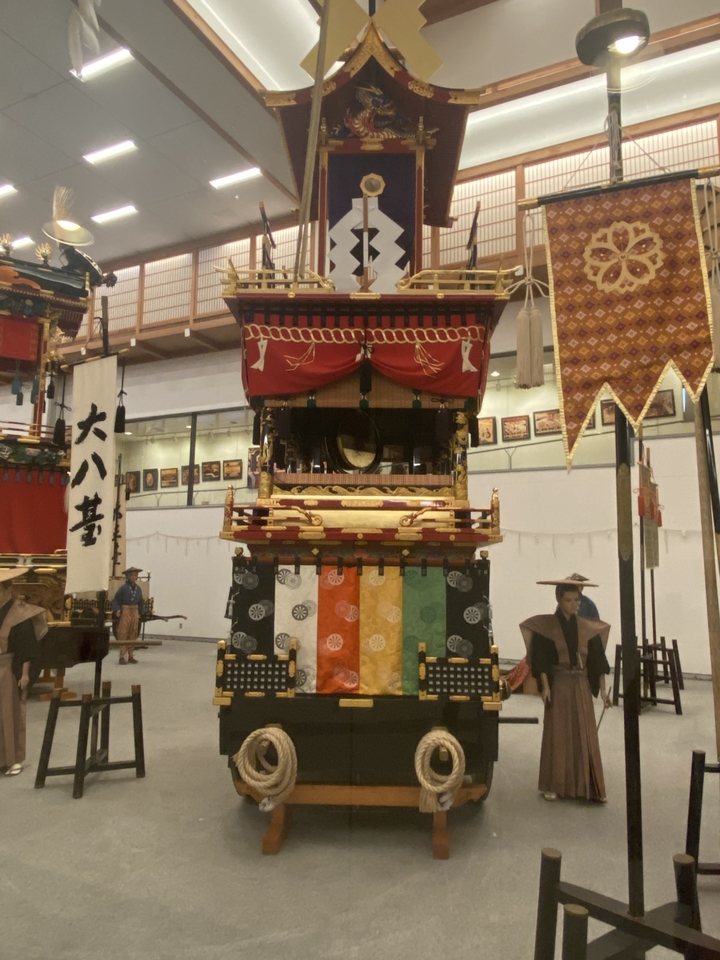 Exposition de chars traditionnels et de mannequins dans un musée