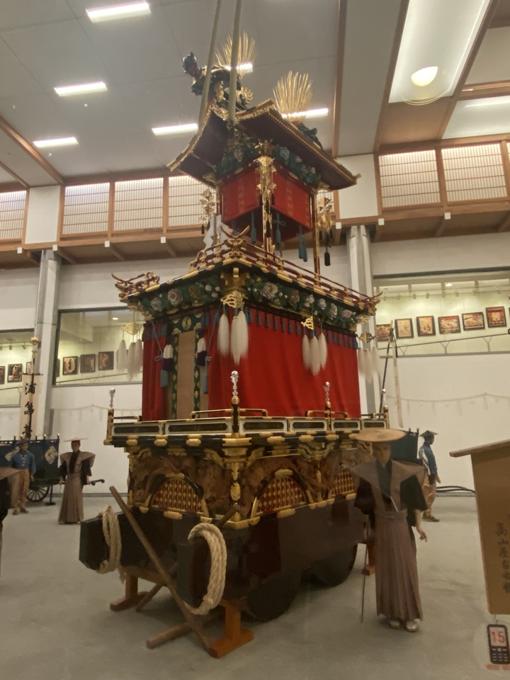 Une autre vue des chars traditionnels et des mannequins dans un musée