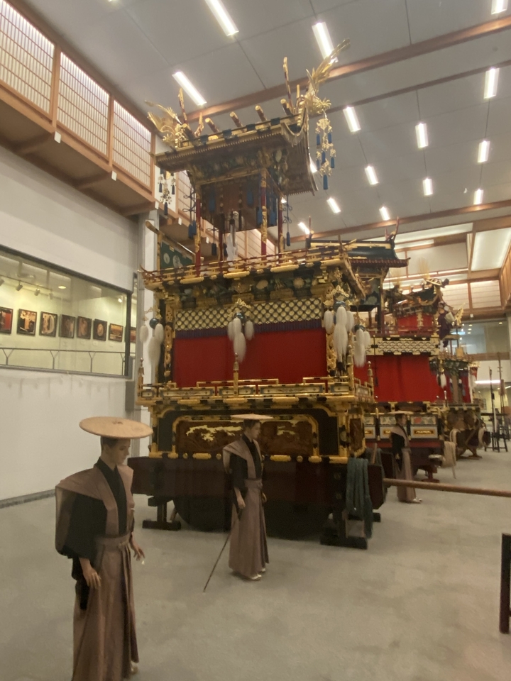 Troisième angle des chars traditionnels avec des mannequins au musée