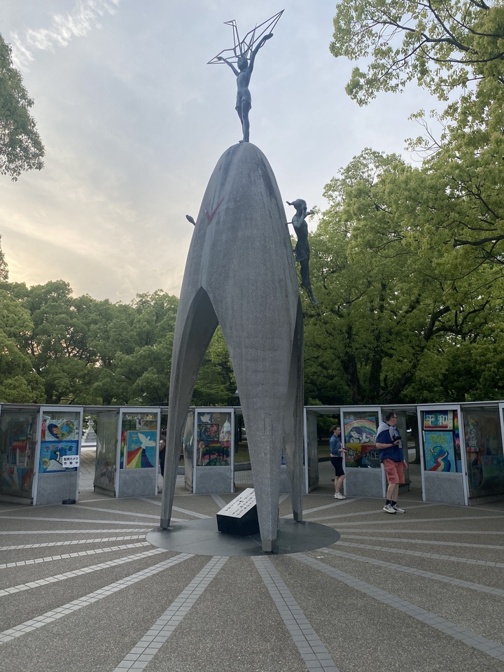 Statue dans un parc avec des gens qui regardent autour