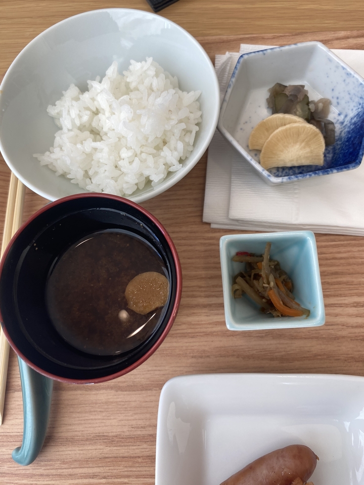 Repas japonais traditionnel avec soupe miso, riz et plats d'accompagnement