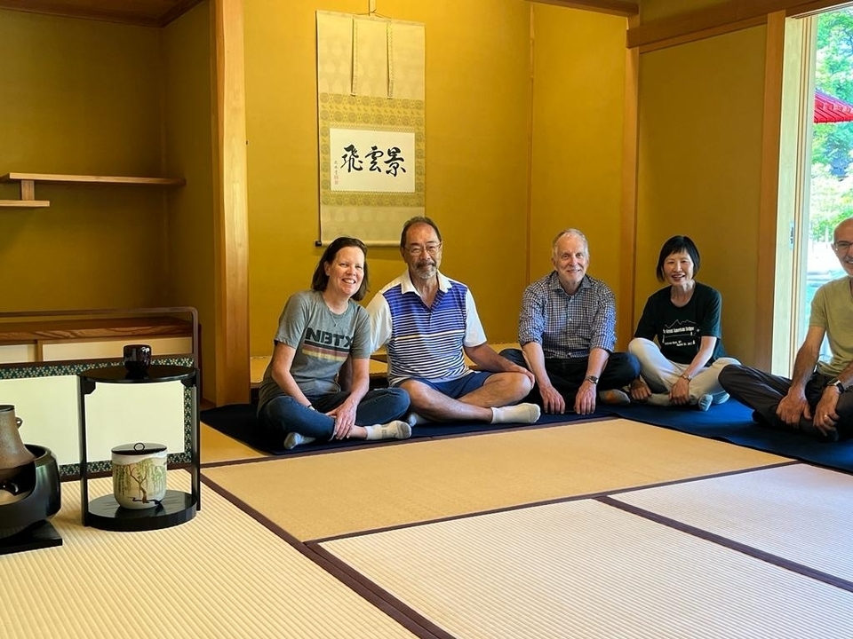 Des personnes assises dans une pièce japonaise traditionnelle.
