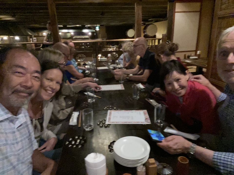 Translation from English to French:
**Dîner de groupe dans un restaurant au cadre chaleureux**
Alternative translations:
- "Repas de groupe dans un restaurant à l'ambiance conviviale"
- "Restauration de groupe dans un cadre intimiste"